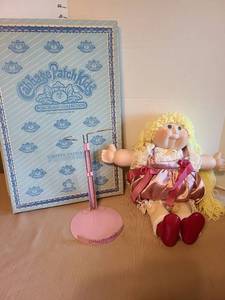 lot 7006 image: Cabbage Patch Kids Porcelain Collection Doll 1985 with Stand and Box