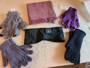 lot 7010 image: Musicozy Bluetooth sleep headband, gloves, scarf