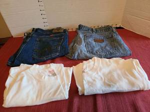 lot 7019 image: Mens Wrangler jeans 33x30 and 35x32 and Hanes T shirts  size M