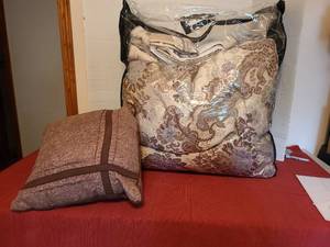 lot 7025 image: Queen comforter with two Shams and bedskirt