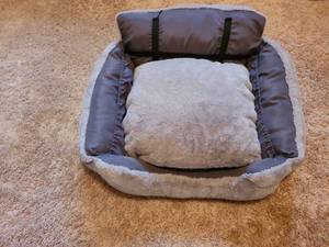 lot 7029 image: Topmart Pet Bed with Removable Cushion