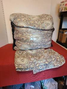 lot 7051 image: Queen size comforter and two shams