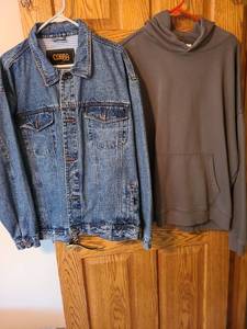 lot 7062 image: Mens denim jacket and olive green hoodie, XL
