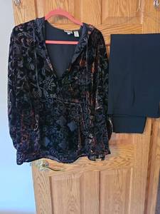 lot 7068 image: Chicos top size 2, Chico pants size 0