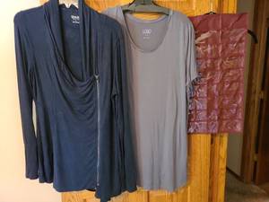 lot 7075 image: Ladies tops and an organizer bag