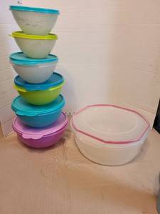 lot 7102 image: Nesting Tupperware bowls with lids and Sterilite snap lock, large storage container.