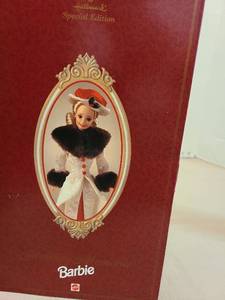 lot 7118 image: Holiday Memories Barbie, 1995