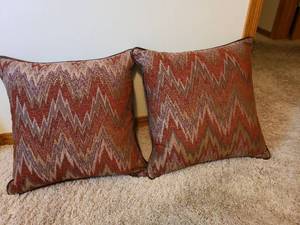 lot 7123 image: Nice quality zippered throw pillows, 20x20