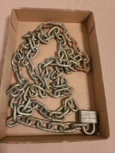 lot 7140 image: Chain, 8ft long has padlock, but no key