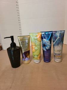 lot 7169 image: Bath and Body Works body cream and a dispenser.