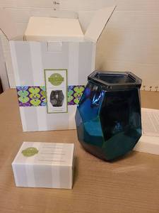 lot 7170 image: Scentsy warmer, Crystal Ice, with bulb