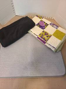 lot 7187 image: Throw blankets and a bathroom rug.