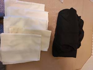 lot 7190 image: Black Queen size flat and fitted sheets, white pillow protectors.