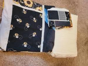 lot 7195 image: Queen Stitch duvet cover with Queen duvet insert, pillowcases, used