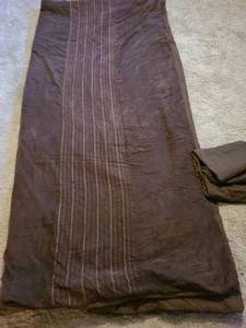 lot 7196 image: Brown Queen size comforter with zigzag stitching, including a bed skirt