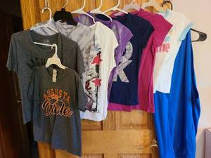 lot 7199 image: Juniors tops