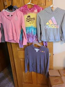 lot 7204 image: Juniors tops