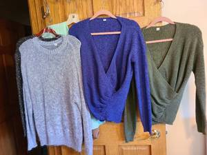 lot 7211 image: Ladies sweaters, size M