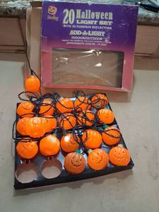 lot 14 image: Add-A-Light 20 Halloween Light Set with 20 Pumpkin Reflectors 19 Feet