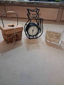 lot 40 image: Woven Basket with Handle Heart Cutout Design Small