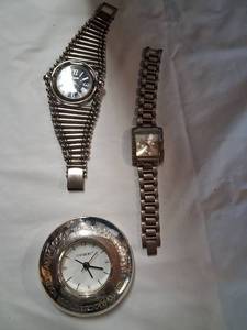 lot 49 image: Danbury Watches Lot 3 Pieces Round Desk Clock Wristwatch