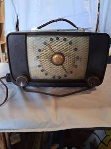 lot 73 image: Vintage Tube Radio Portable with Dial and Handle Made in USA