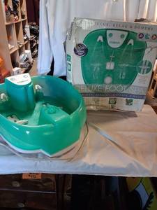 lot 98 image: Conair Deluxe Foot Spa with Jets Bubbles Massage and Heat
