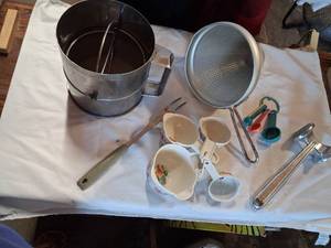 lot 106 image: Kitchen Gadgets & Utensils Lot Flour Sifter Measuring Cups Strainers Tongs