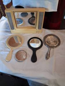 lot 124 image: Lighted Vanity Mirror with Hand Mirrors and Compact Lot 5 Pieces 4x C Battery