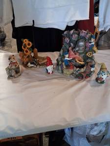 lot 132 image: Decorative Garden Figurine Lot with Gnomes Flowers and Watering Can