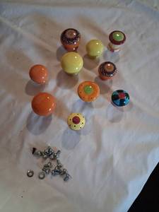 lot 134 image: Decorative Door Knobs 10-Piece Lot with Hardware