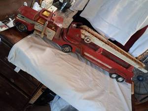 lot 141 image: Nylint Mount Fire Department Dist. 2 Engine 885 Toy Fire Truck