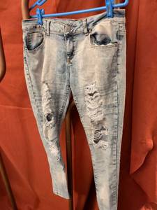lot 37 image: Light Wash Distressed Skinny Jeans with Ripped Thighs
