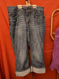 lot 56 image: Levis Womens Jeans Cuffed Cropped Medium Wash