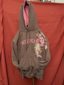 lot 67 image: Pikes Peak Hoodie Sweatshirt Gray Pink Graphic