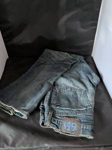lot 105 image: Levis Loose Fit Jeans Size 3234 #696I