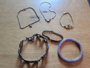 lot 183 image: Jewelry Lot 5 Bracelets Necklaces Mixed Metals
