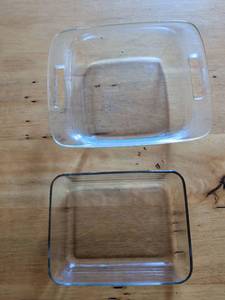 lot 199 image: Pyrex 9x13 Baking Dish  2-Piece Set