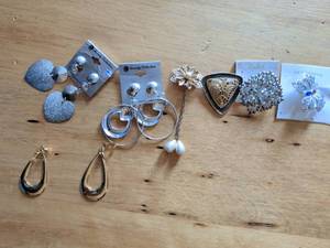 lot 208 image: Fashion Jewelry Lot Earrings Brooches Bracelets 10 Pieces