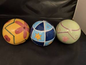 lot 218 image: Three decorative decor balls