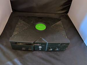 lot 243 image: Microsoft Xbox Original Gaming Console for parts does not work. I also dont know whats wrong with it.