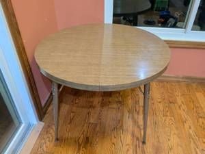 lot 273 image: Round Dining Room  Table with Leaf Extension
