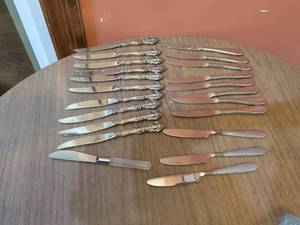 lot 277 image: Lot of 22 Dinner Knives with Decorative Handles