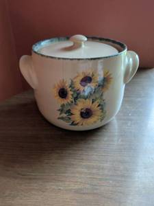 lot 288 image: Home & Garden Party Lidded Soup Tureen Sunflower Microwave Dishwasher Safe