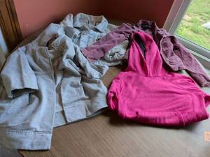 lot 299 image: Clothing Lot Bundle Girls Jackets Jeans Hoodies Size S M Levi jacket missing buttons