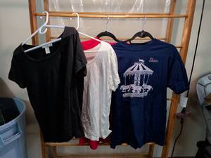 lot 11 image: Lot of 4 T-Shirts Hanes Black Red White Navy Graphic Print
