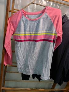 lot 15 image: Arizona Jean Co. Colorblock Raglan T-Shirt Large Pink Gray Size L