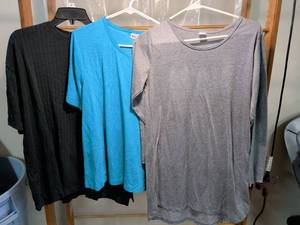 lot 16 image: 3 Womens T-Shirts Long Sleeve Short Sleeve L Gray Blue Black