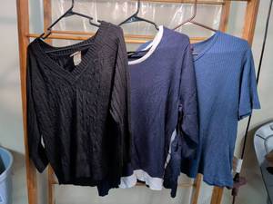 lot 17 image: Womens Clothing Bundle 3 Pieces XL Black Navy Blue Sweaters