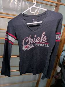 lot 34 image: Team Apparel NFL Kansas City Chiefs Football Womens V-Neck Long Sleeve Shirt Small